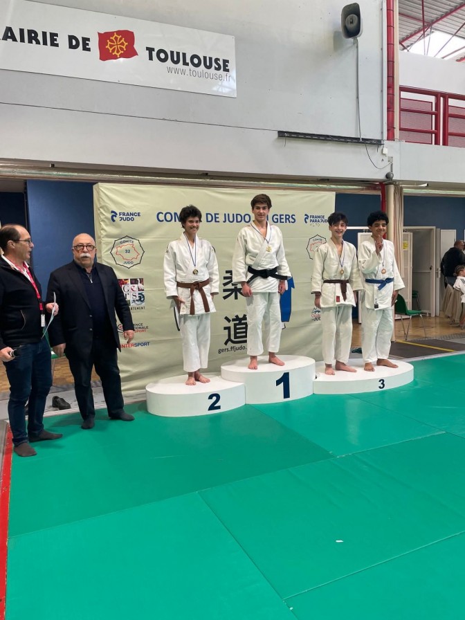 Image de l'actu 'Maxime Bives qualifié au championnat de France cadetsÇa ne passe pas pour Soha sur ce championnat relevé mais une belle expérience tout de même.  En revanche, les cadets ont montré des choses positives. Marine sort 1ere de poule mais se fait sortir en tab'