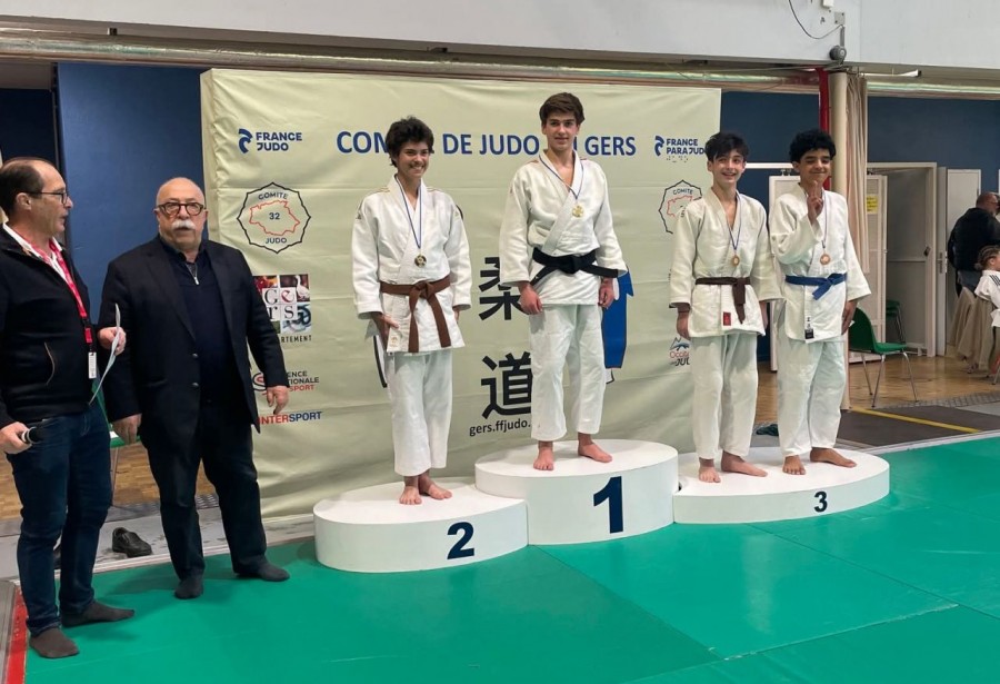 Maxime Bives qualifié au championnat de France cadetsÇa ne passe pas pour Soha sur ce championnat relevé mais une belle expérience tout de même.  En revanche, les cadets ont montré des choses positives. Marine sort 1ere de poule mais se fait sortir en tab